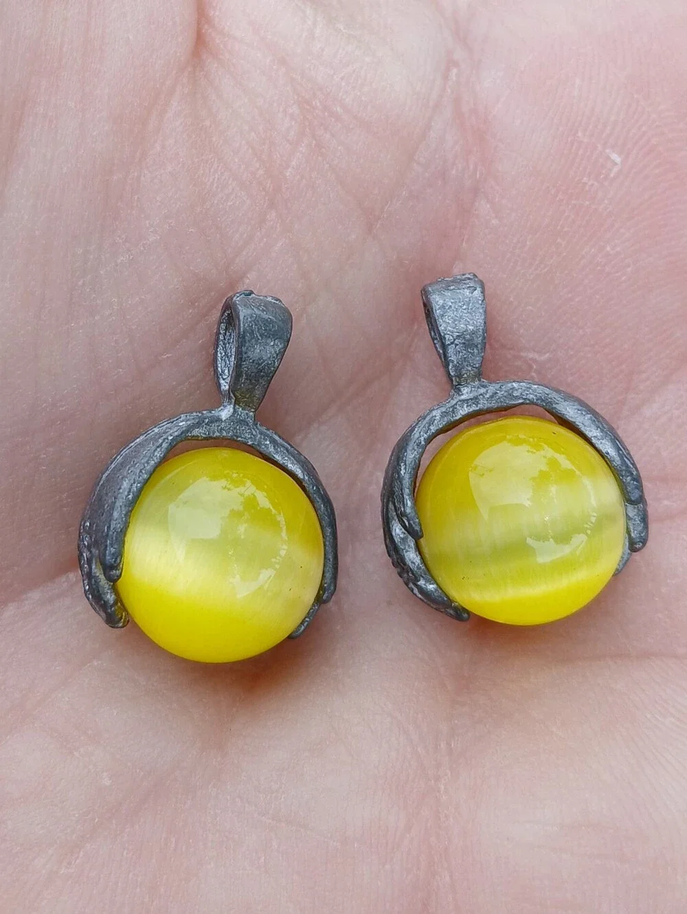 New 2pc Hands Holding Yellow Cat Eye Sphere Pendant.